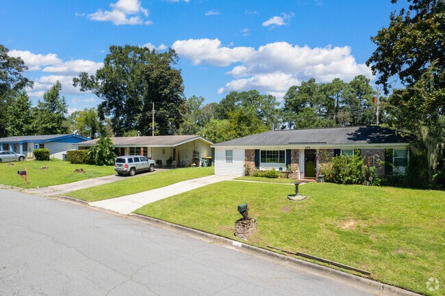 Mixed-material ranch homes are popular in Oakhurst.
