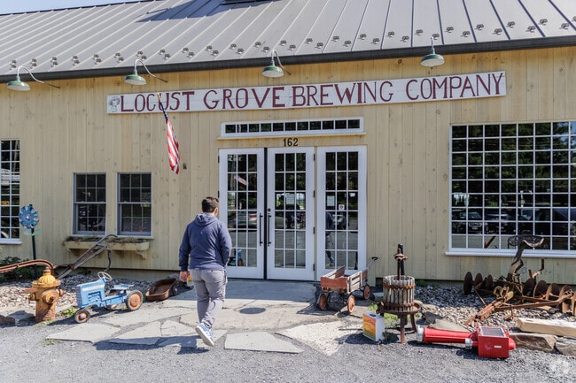 Locust Grove Brewing Company offers delicious orchard-fresh cider and unique craft beer.