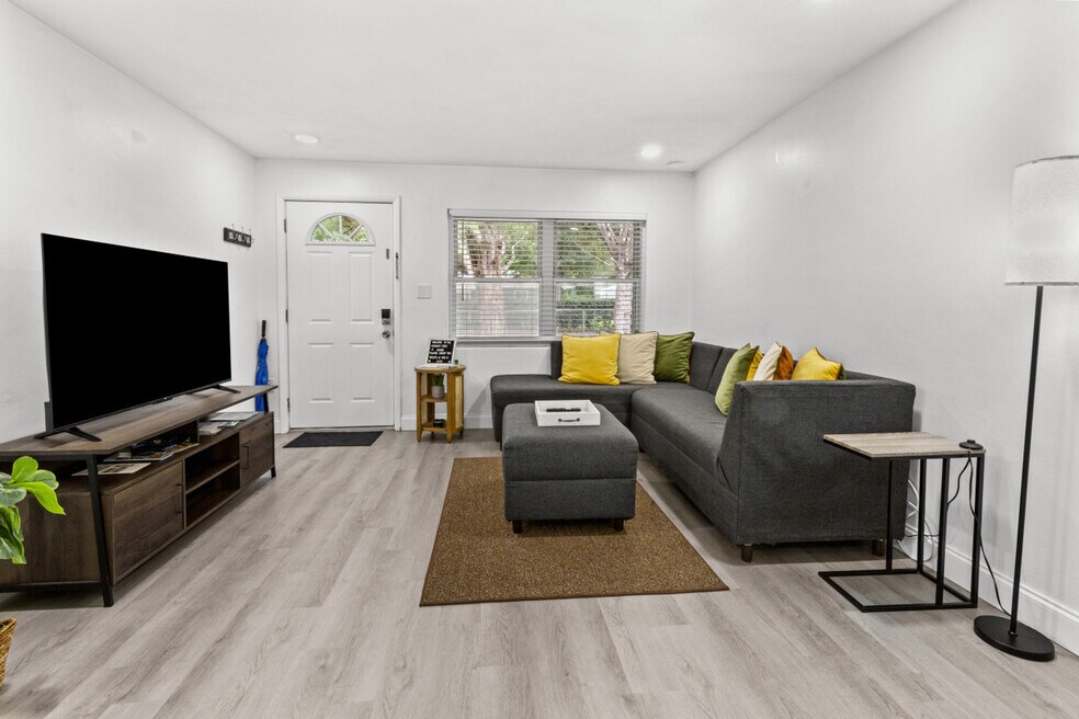 3204 NW 10th St unit ID1359128P, Gainesville, FL 32609 - photo 1