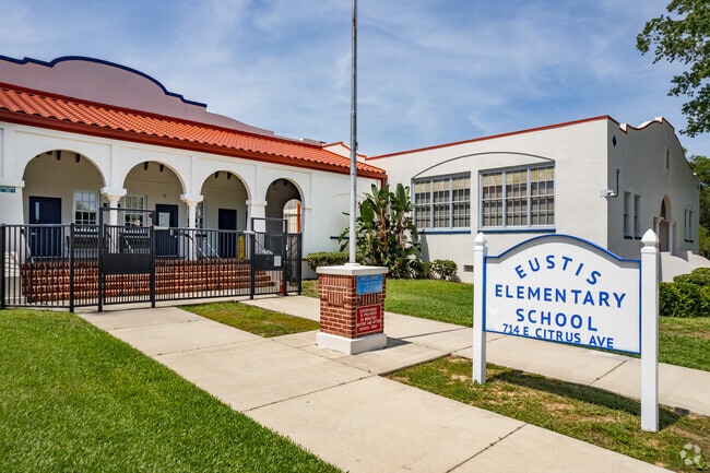 Eustis Elementary School welcomes the Eustis community.