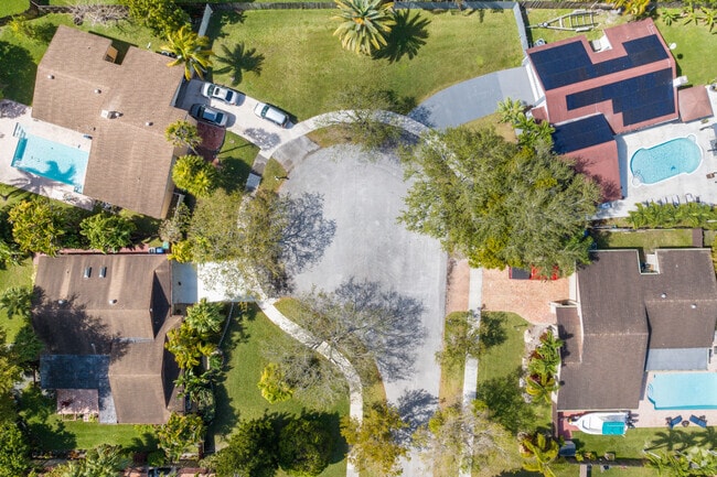 Small cul-de-sac of homes in The Crossings with pools.