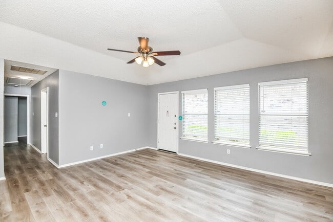 2607 Whitehurst Dr, Fort Worth, TX 76133 - photo 4