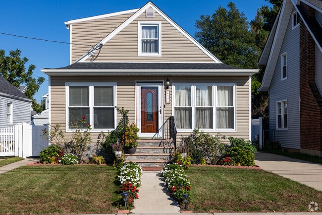 Here is a great little bungalow in West Hempstead.