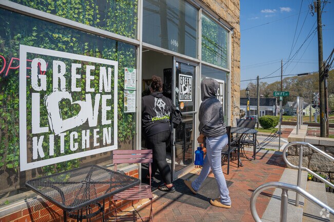 Green Love Kitchen is a local hotspot among the residents of Lithonia.