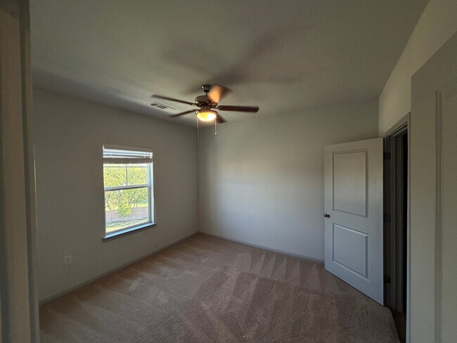 950 Fm2001 unit b2, Buda, TX 78610 - photo 6