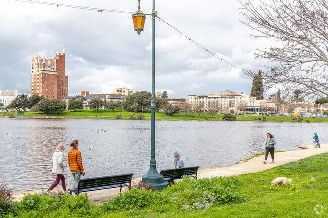 Right near Ivy Hill the Lake Merritt lakeshore provides great outdoor opportunities.