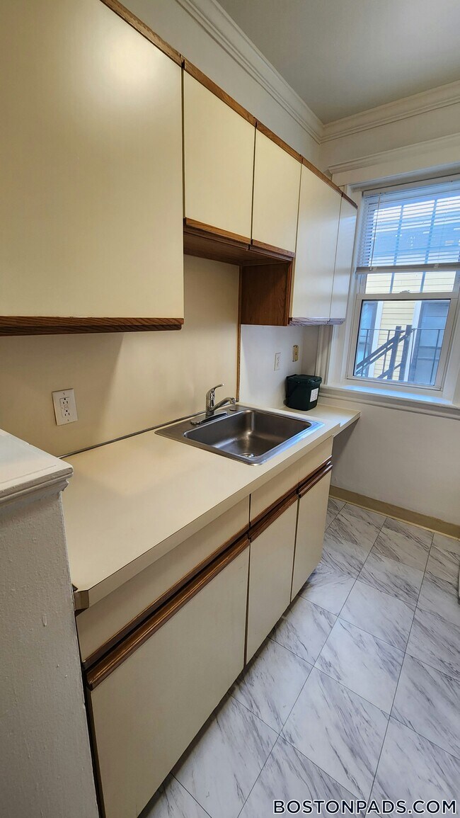 21 Wendell St unit 12, Cambridge, MA 02138 - photo 2