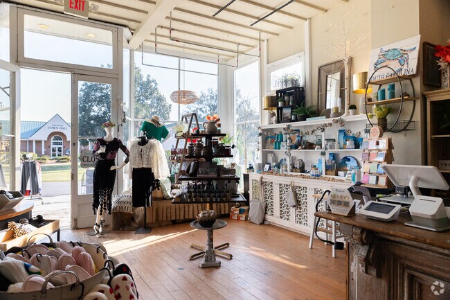 Local shops line Port Royal's Paris Ave.