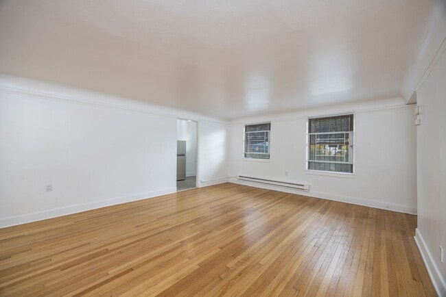 De Selm Apartments | Vintage Architecture with Fresh Modern Interiors, Seattle, WA 98112 - photo 4