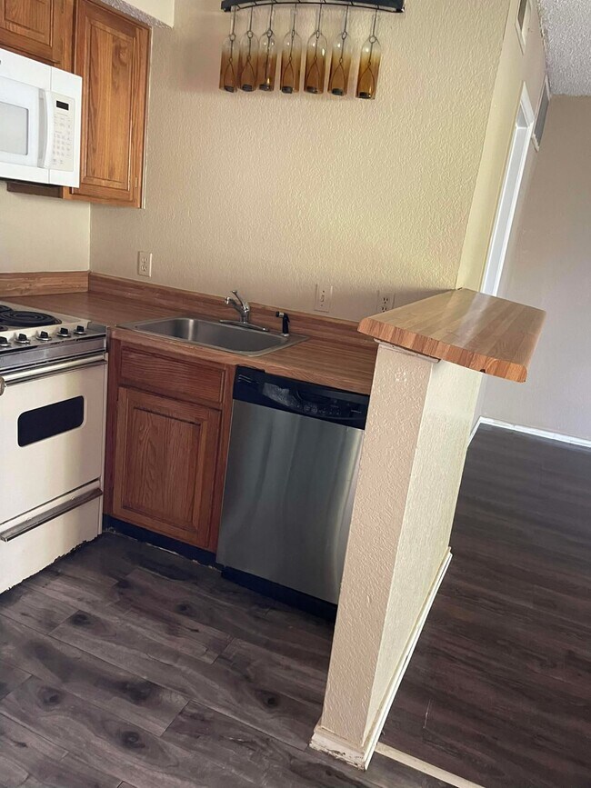 2310 Bamboo Dr unit J303, Arlington, TX 76006 - photo 2