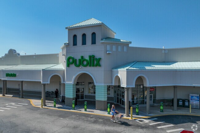 The Publix at Holly Hill Plaza is located at 1850 Ridgewood Ave in Rio Vista.