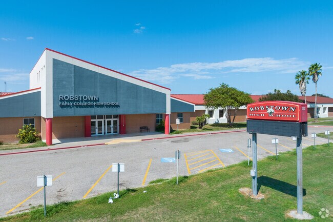 It has a student body of approximately 1,851 students and the school colors are white and red.