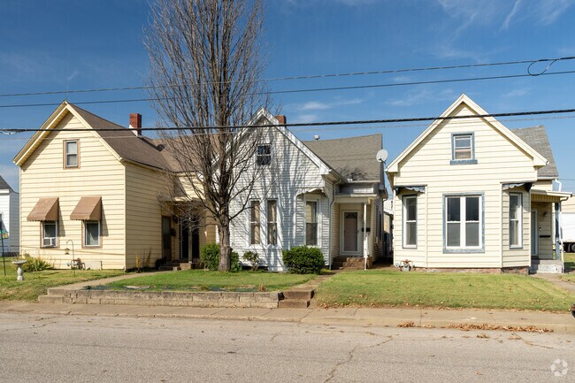 Small, tightly packed cottages can be found on the outskirts of Lamasco.