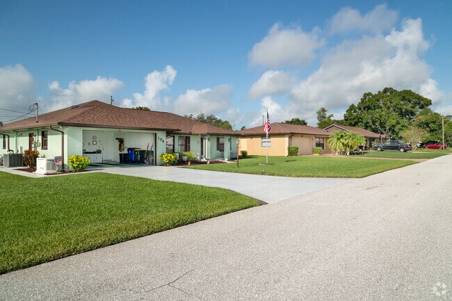 Sebring Hills have mid sized yards with well kept lawns and landscaping.