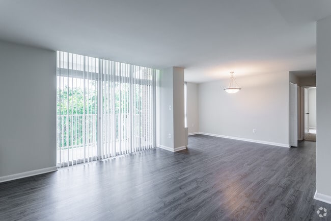 2 BR, 2 BA - 825 SF