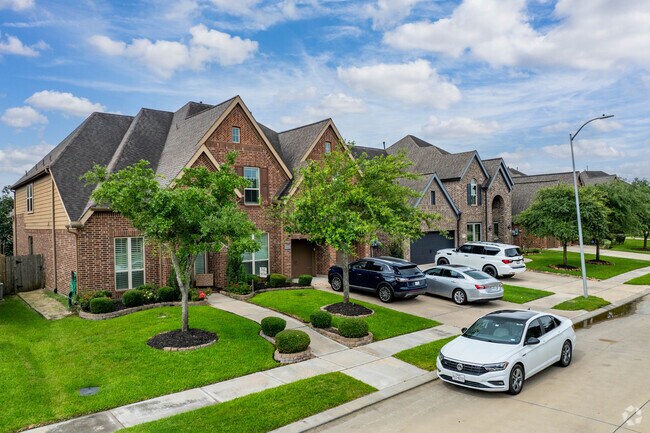 The neighborhood roads of Shadow Creek Ranch are typically quiet, and offer sidewalks