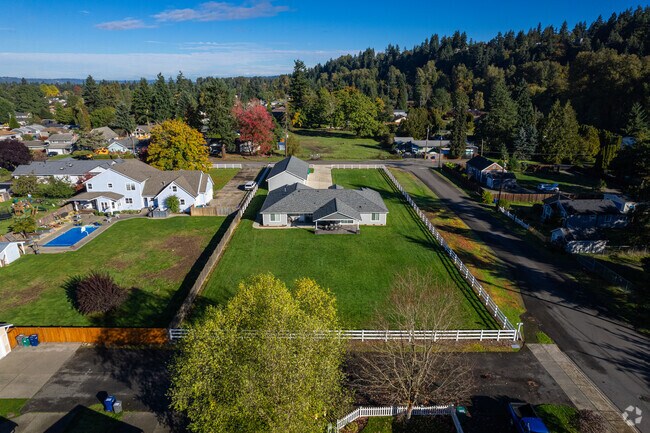 You can find many homes with large, expansive lots in the Plateau neighborhood.