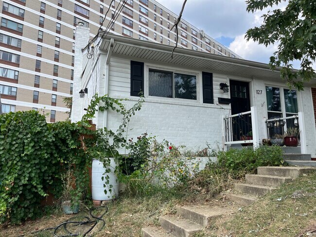 127 S Jordan St unit Larger Upstairs Bedr, Alexandria, VA 22304 - photo 2
