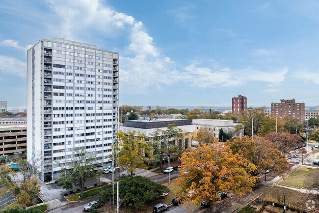 Senate Plaza's condos offer stunning Columbia skyline views near University Hill.