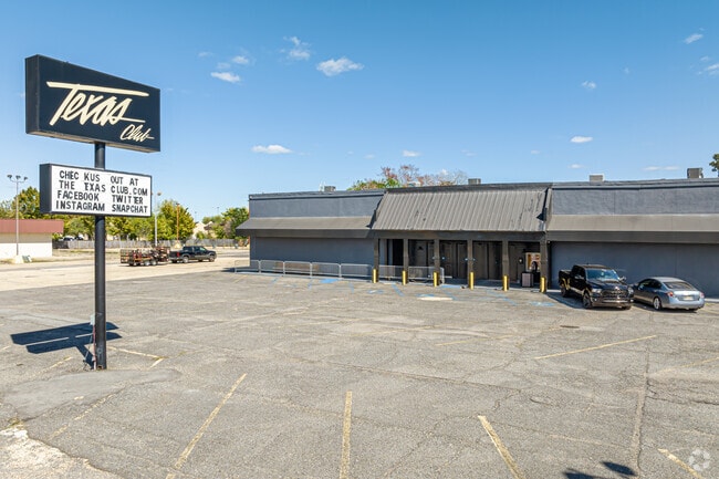 The Texas Club in Lobdell-Wooddale hosts top live music performances.