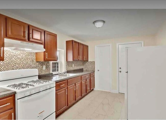 10 Locust Hill Ave unit 2, Yonkers, NY 10701 - photo 7