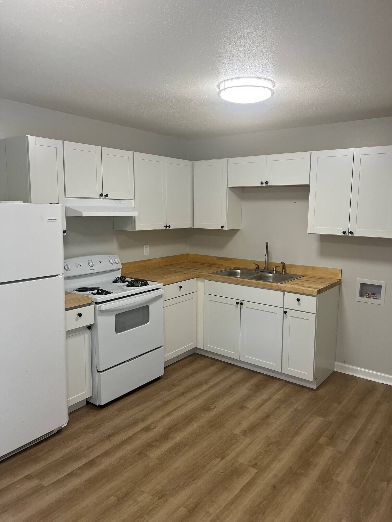 Dutch Valley Village, Knoxville, TN 37918 - photo 1