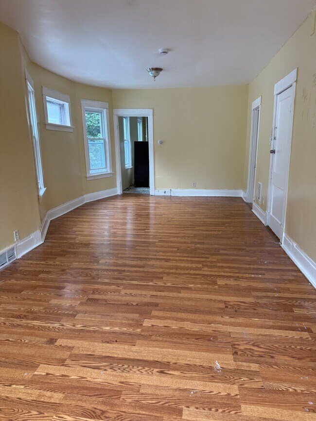 412 Cornwall Ave unit Upper, Buffalo, NY 14215 - photo 3