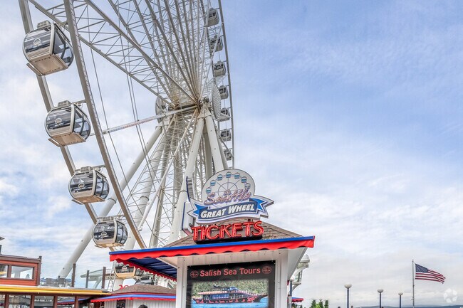 One of Downtown Seattle’s top attractions is the Ferris wheel located on Pier 54.