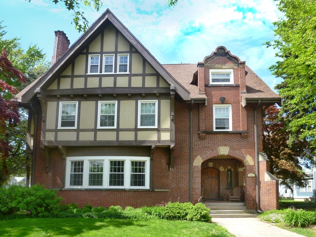 542 6th W St unit 4, Erie, PA 16507 - photo 2