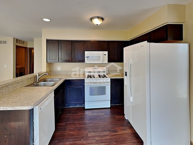 547 Greystone Ln, Bolingbrook, IL 60440 - photo 3