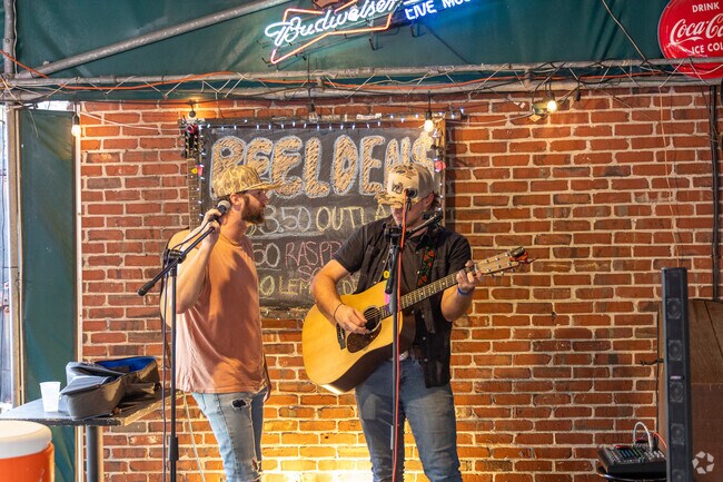 Live bands play during the evenings and on weekends in Old Wilmington.
