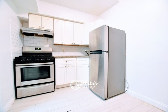25-33-33 23rd St, Queens, NY 11102 - photo 4