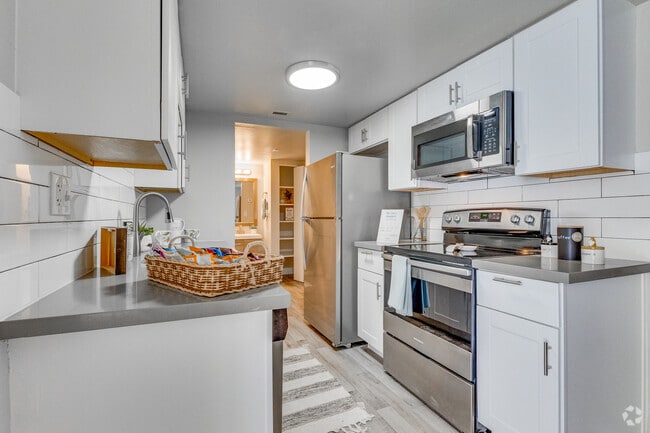 2BR, 1BA - 935SF - Kitchen