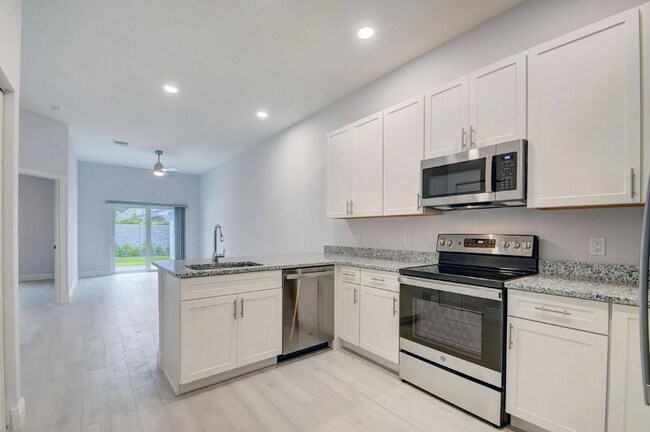 703 Dawn Place unit C, Lantana, FL 33462 - photo 4