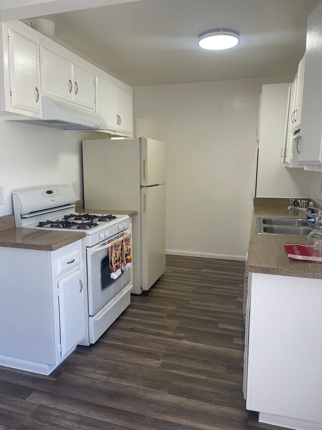 555 Greenbrier Dr unit 44, Oceanside, CA 92054 - photo 6