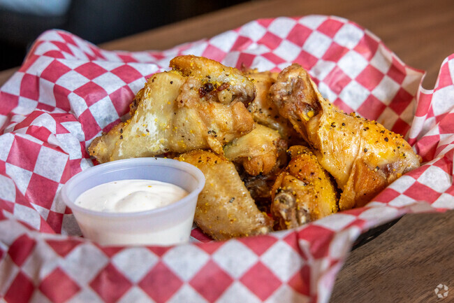 Tavern Round the Bend lets Mountain Crest Estates residents dine and catch up on sports.