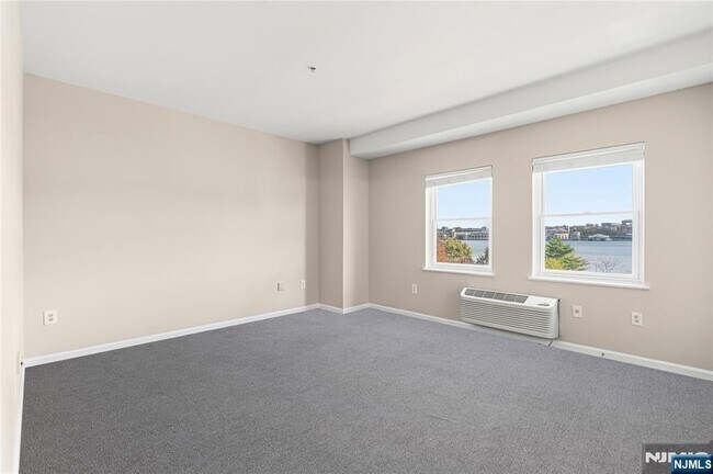 Edgewater Towne Center Apartments, Edgewater, NJ 07020 - photo 3