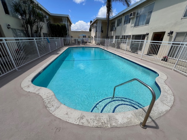 4475 Murietta Ave unit 16, Los Angeles, CA 91423 - photo 2