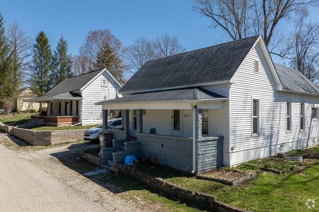Cottages in Smithville-Sanders are close to the town center.