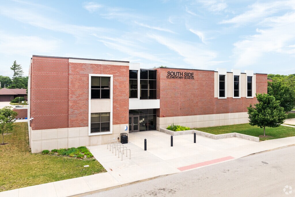 South Side Elementary is a public school located in Champaign, IL.