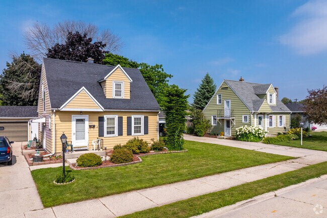 Small Cape Cod homes are found throughout the Lakeview neighborhood.