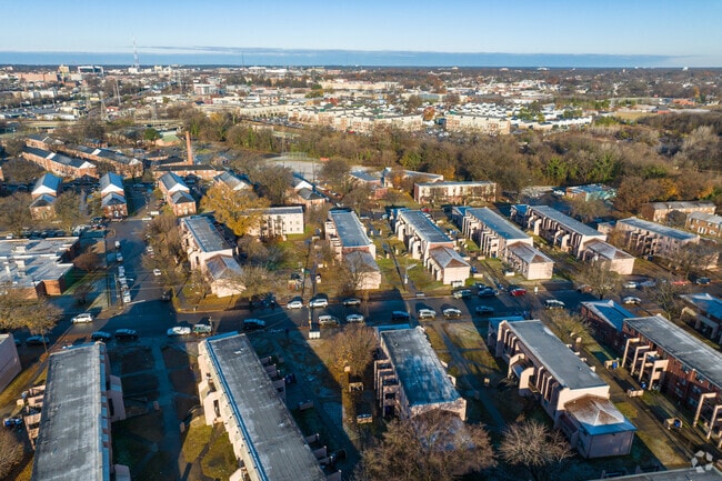 Gilpin is dominated by public housing units, which consist of 98 brick buildings.