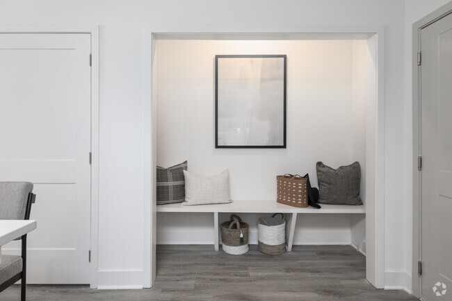 1 BR 1 BA, 819 SF