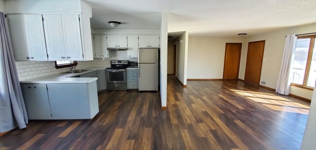 2512 N 4th St, Bismarck, ND 58503 - photo 2