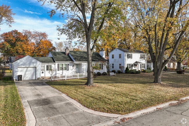 There are many housing styles available in the neighborhood of Kirkwood.