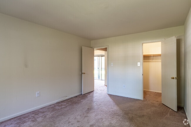 1BR, 1BA - 738SF - Bedroom