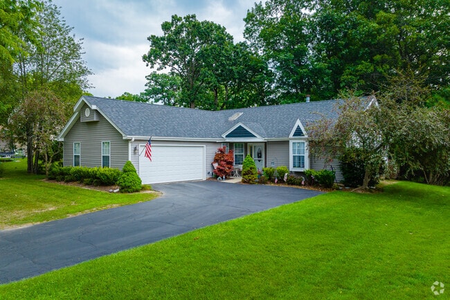 Ranch-style homes are a common sight in West Island Lake.