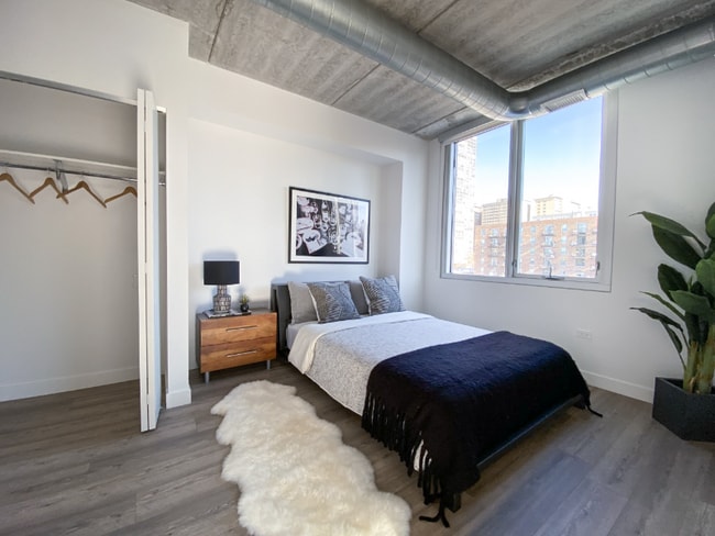 732 W Sheridan Rd, Chicago, IL 60613 - photo 3