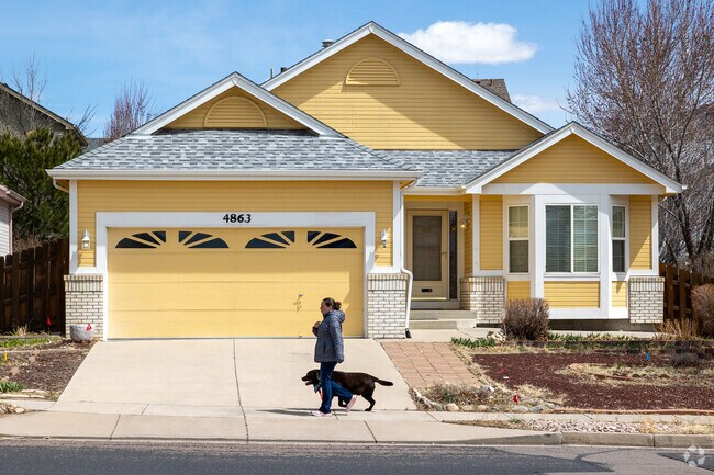 There are ranch style homes in the Stetson Hills neighborhood.