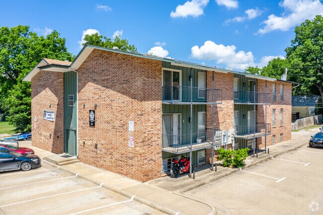 Lee Crest Apartments, Manhattan, KS 66502 - photo 2